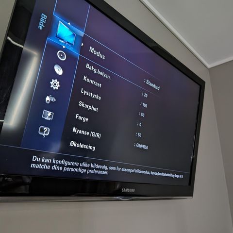 Samsung 40" Full HD LCD TV med veggfeste