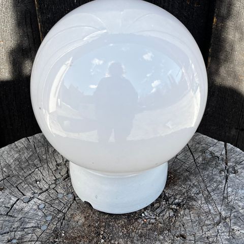 Retro lampekuppel i opalinglass med porselens sokkel