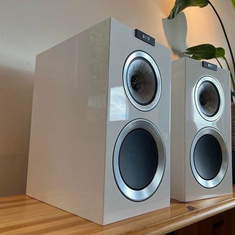 KEF R300