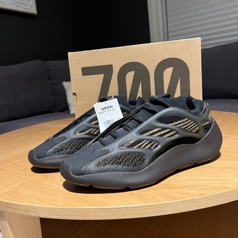 Yeezy 700 Clay Brown