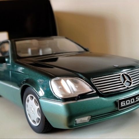 1992 Mercedes Benz 600 SEC Grønn Metallic skala 1:18.  Limited Edition.