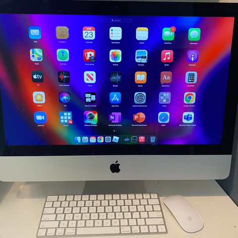 iMac 21.5” 1TB Late 2015 with keyboard + mouse included