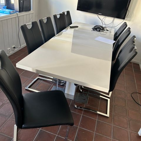 Spisebord   kontor bord til salg med  Nesten nye stoler
