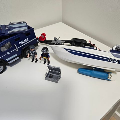 Playmobil politi med båt of tilhenger