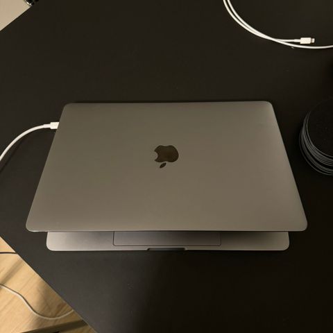NY PRIS! MacBook Pro 13" i5 8GB 512GB Space Grey Touchbar