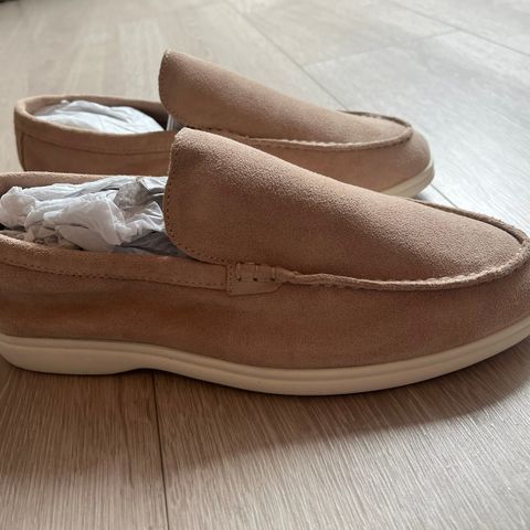 Suede loafer with white rubber sole LP
