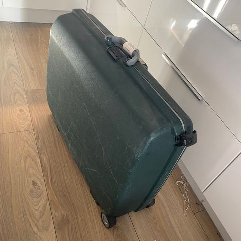 Sliten, men brukbar koffert gis bort