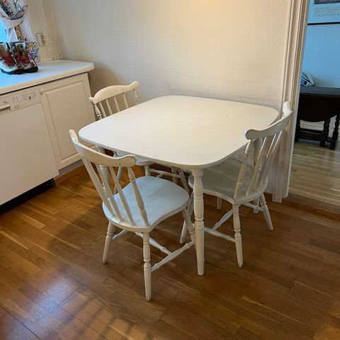kjøkkenbord med tre stoler