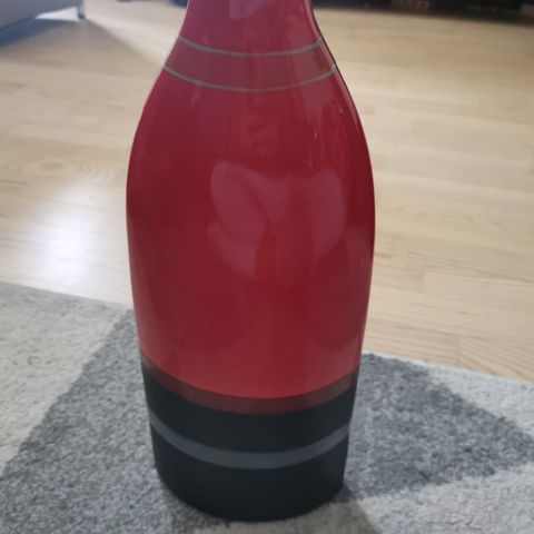 Rød vase. Lekker design. Blir lagt merke til.