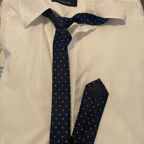 hvit skjorte  str 162 og slips