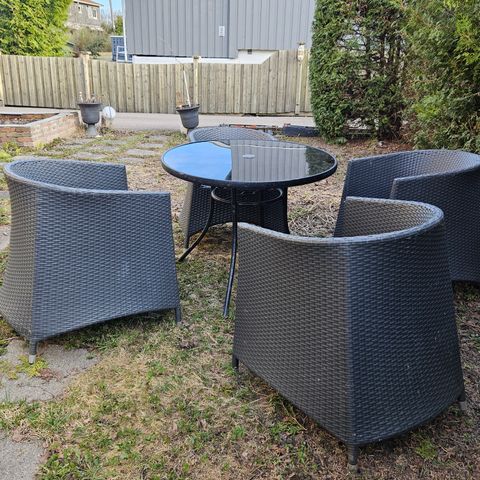 4 stoler og et bord