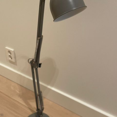 Høy bordlampe fra Frantsen Lighting
