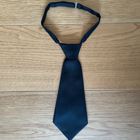 Svart slips til dame