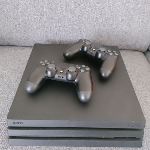 PS4 PlayStation 4 Pro m/2 kontrollere