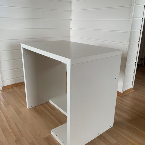 Enkelt hvit skrivebord