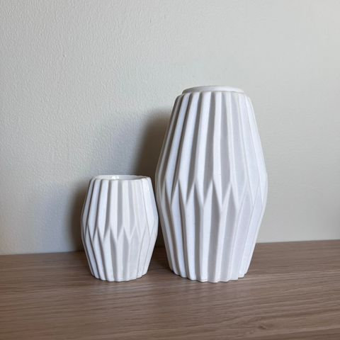 To mindre vaser