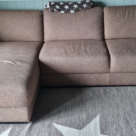 Sofa 3 seter med sjeselong brun
