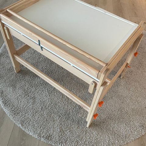 Ikea skrivebord og krakk
