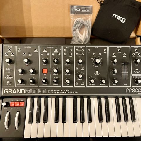 Moog Grandmother Dark med decksaver