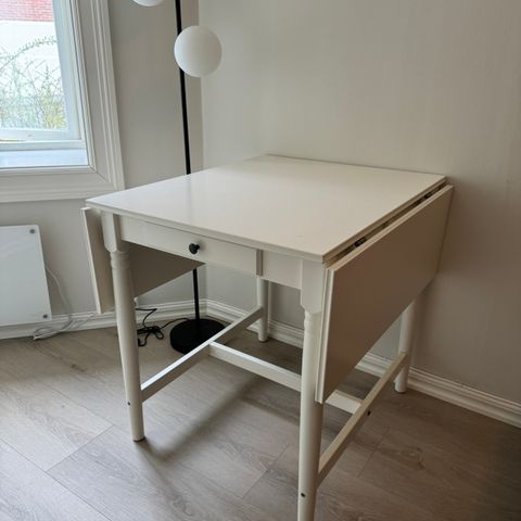 Uttrekkbart avlastningsbord fra IKEA (Må hentes)