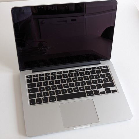 Delvis ødelagt Macbook Pro 13" 2015