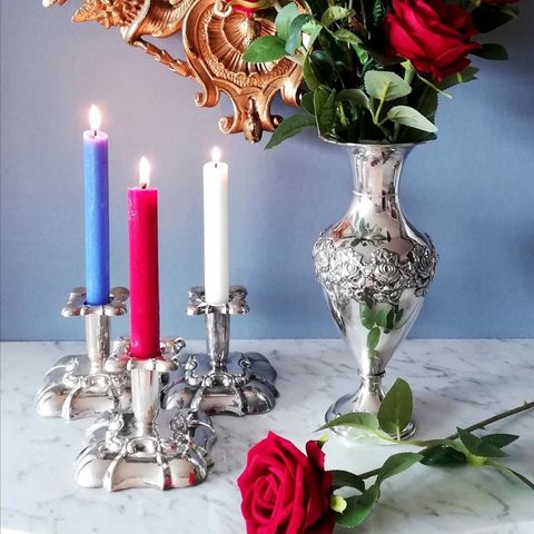 Nydelig gammel vase med opphøyd rosedekor, sølvplett