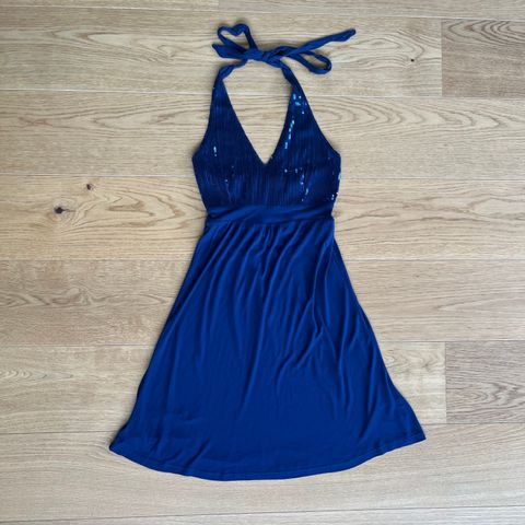 Blå kjole med paljetter