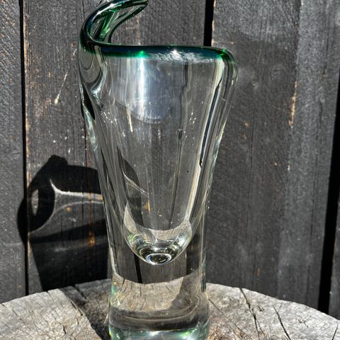 Retro art glas krystall vase med grønn kant og håndtak