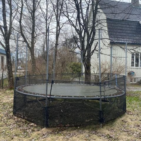 trampoline gis bort