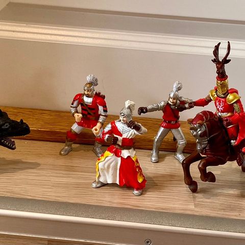 Riddere, hester og en stor drage - rødt sett