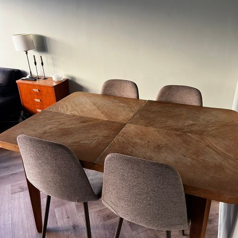 Spisebord / Solid kjøkkenbord med ileggsplater