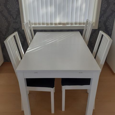 Bjursta spisebord og Börje stoler fra IKEA