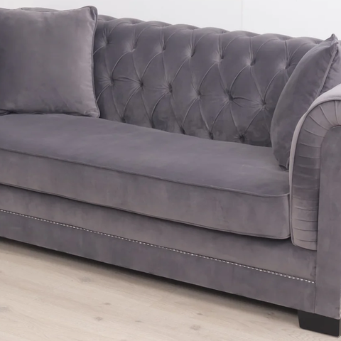 Klar for liten oppgradering? Bournemouth 3- seter sofa i mørkegrå velour