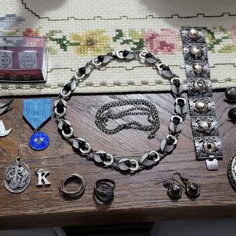 Diverse smykker i sølv 830s, 925s og emalje
