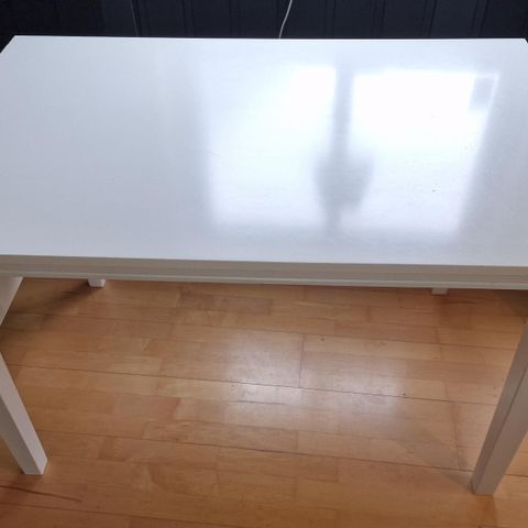 Hvitt kjøkkenbord selges