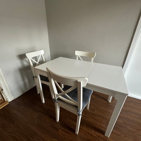Kjøkkenbord med tre stoler