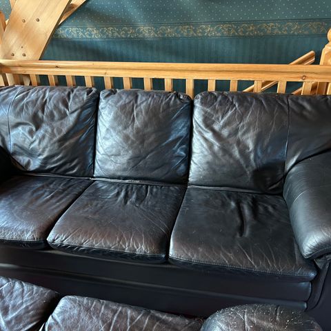 Sort skinn sofa