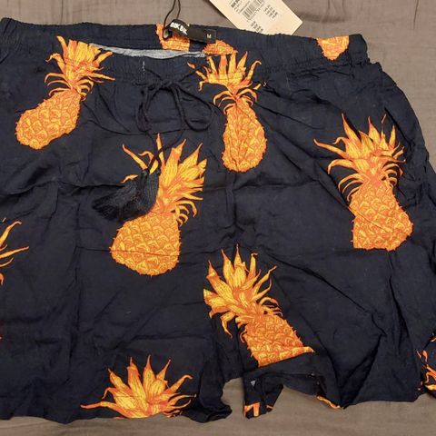 Ny Bik Bok marine blå shorts med ananas print str M