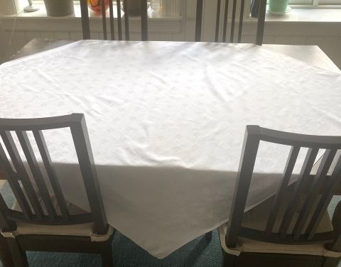 Hvit damaskduk til spisebord.