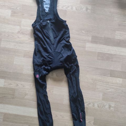 Sykkelshorts med lange bein fra Bontrager i str M selges for 100 kr.