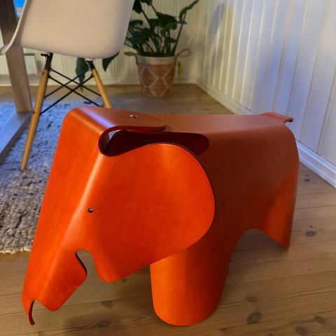 VITRA Elephant plywood red