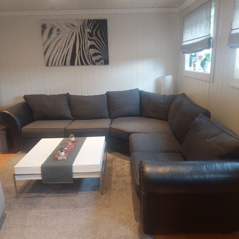 (RESERVERT) Stor sofa med cozy hjørne