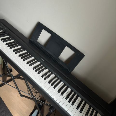 Lite brukt Yamaha P-45 piano selges