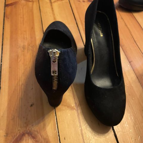 Str 38 svarte semsket (imitert) sko med gull glidelås