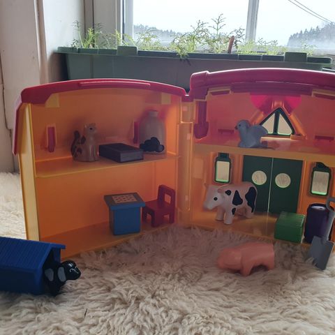 Playmobile Låve med innhold, et lekehus og 2 puslespill i tre.