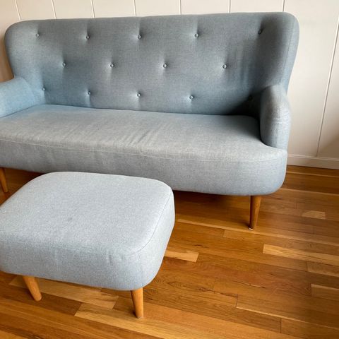 Vakker sofa med puff - godt sted for en hyggelig prat