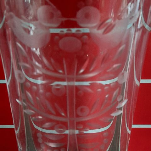 Retro Nydelig krystall vase H ca 22 D 11,5/8 cm fugler/tre gravert pent brukt