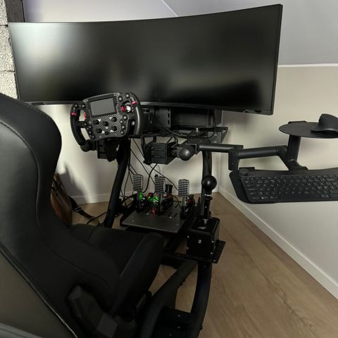 Knallgod racing simulator med skjerm og PC!