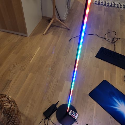 Gulvlampe RGB med effektfullt lys og fjernkontroll Cotech