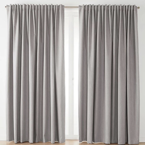 Ubrukte gardiner. 2 stk 280 x 300 cm. Farge grå. Mørkleggende.